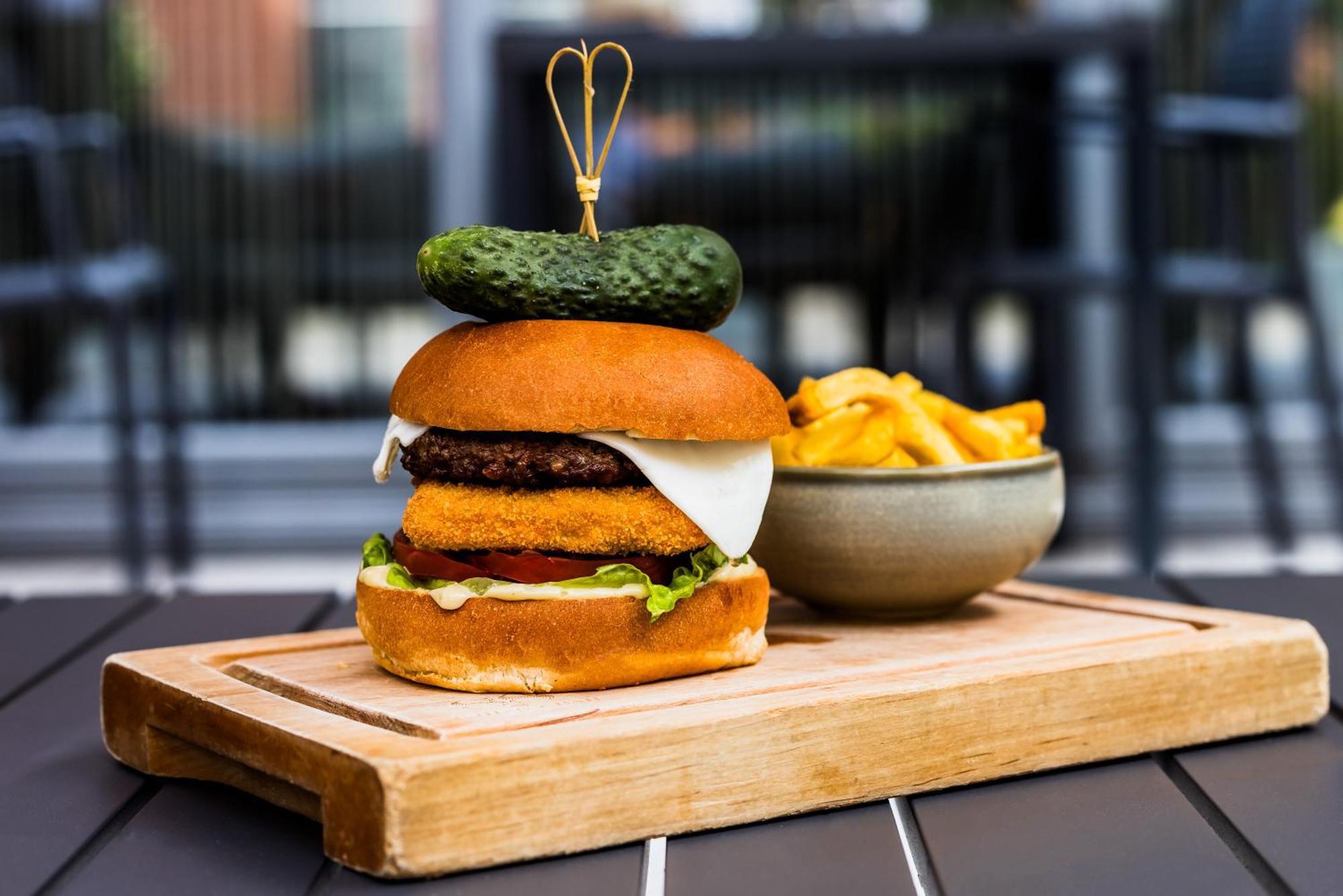 City Park Hotel & Residence Poznan Bagian luar foto A burger with a pickle on top