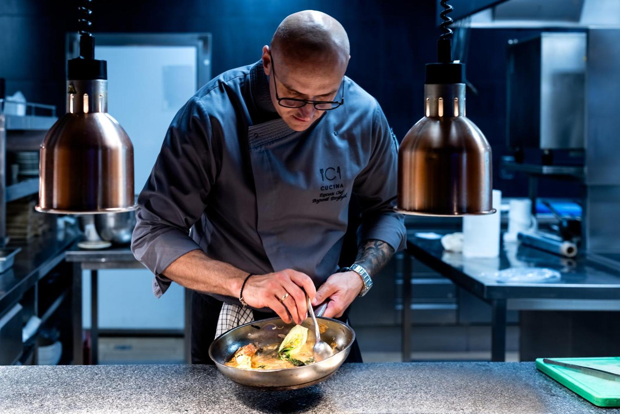 City Park Hotel & Residence Poznan Bagian luar foto A chef preparing a dish