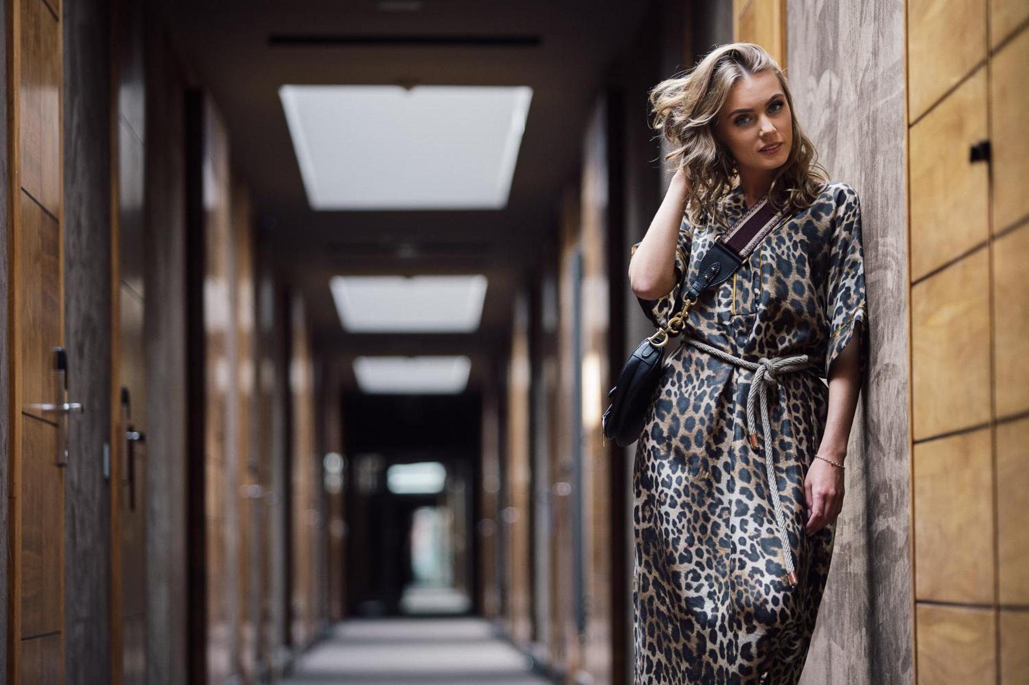 City Park Hotel & Residence Poznan Bagian luar foto A woman wearing a kaftan