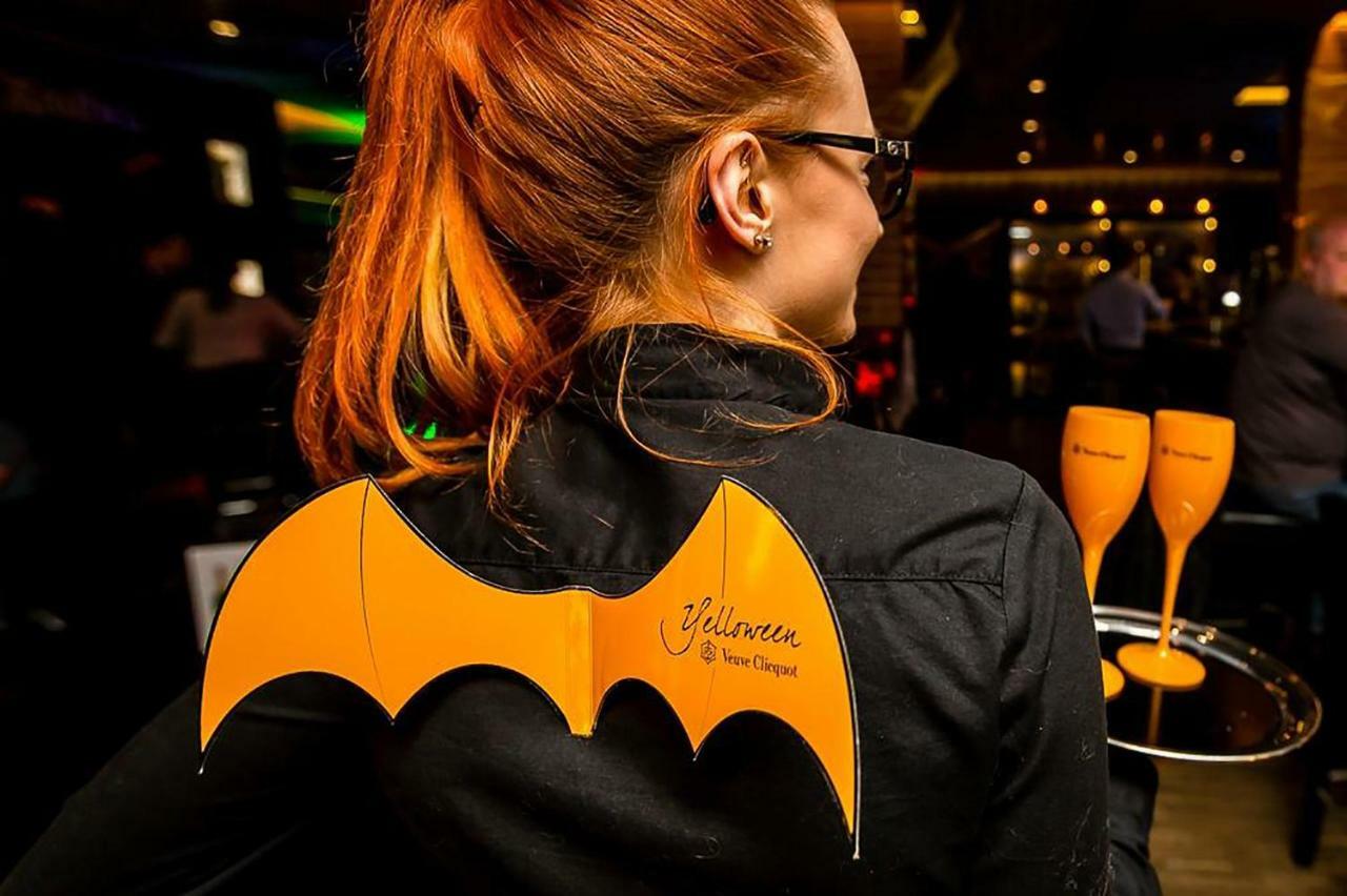 City Park Hotel & Residence Poznan Bagian luar foto A waitress wearing the iconic bat wings