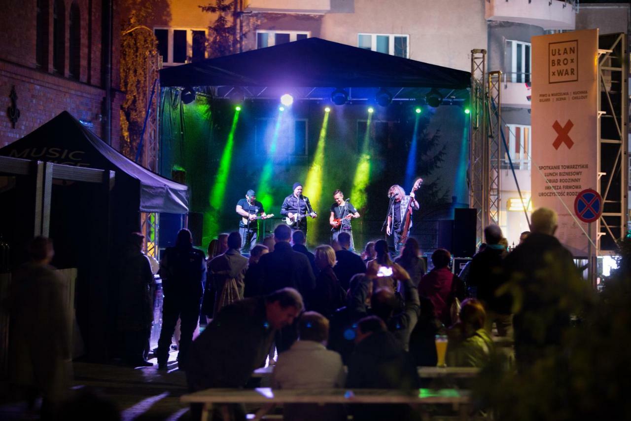 City Park Hotel & Residence Poznan Bagian luar foto The band performing in 2014