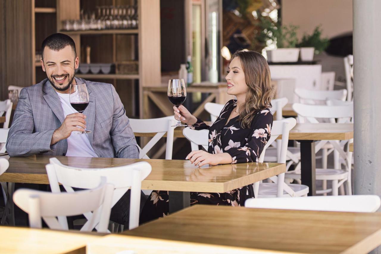 City Park Hotel & Residence Poznan Bagian luar foto A couple drinking wine